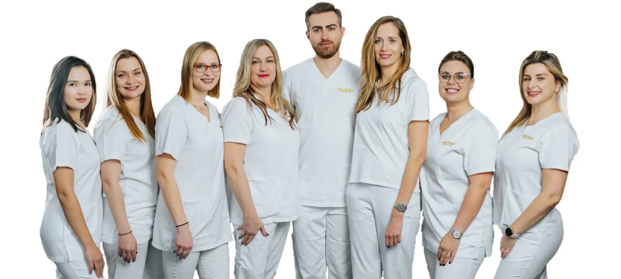 Tým Bulovka Premium Clinic — lékaři a dentální hygienistky ve služebních uniformách
